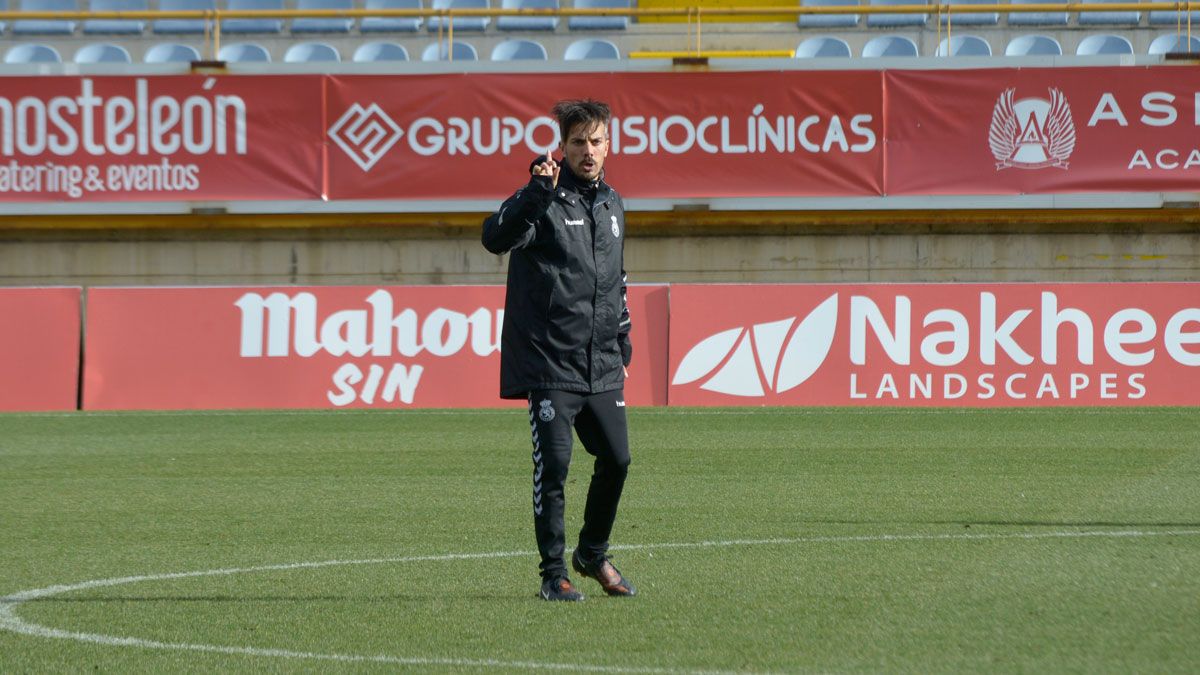 Rubén de la Barrera da instrucciones durante un entrenamiento en el Reino. | MAURICIO PEÑA