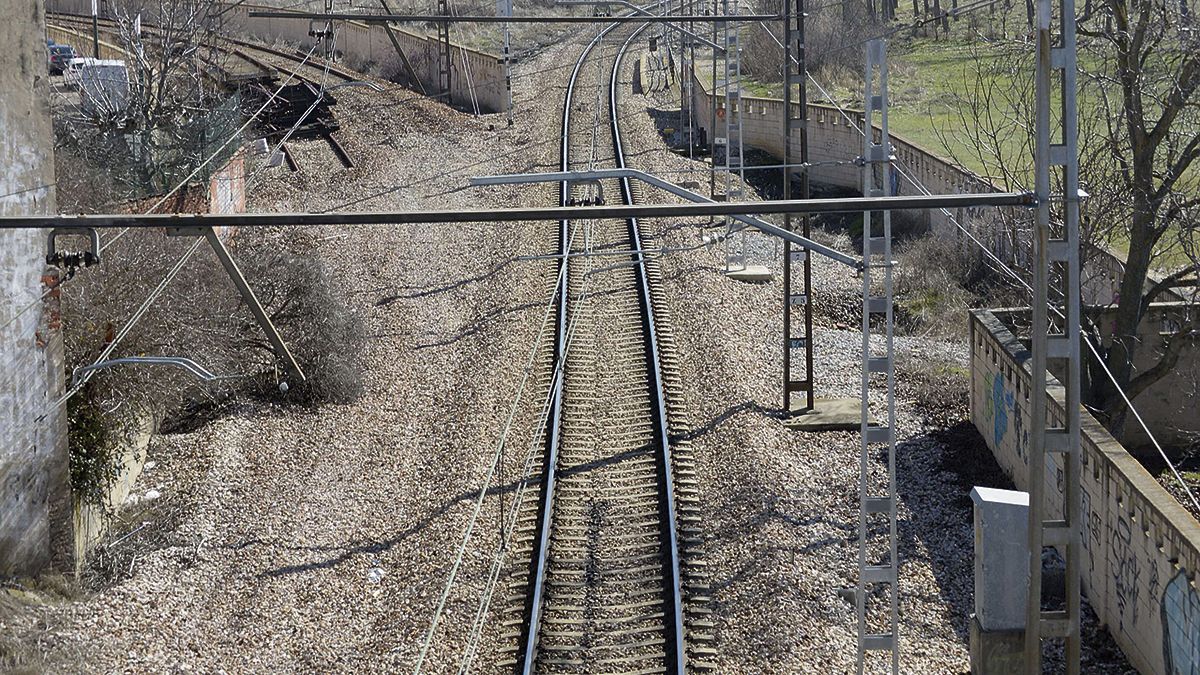 Vías del tren a su paso por San Andrés del Rabanedo. | MAURICIO PEÑA Vías del tren a su paso por San Andrés del Rabanedo. | MAURICIO PEÑA