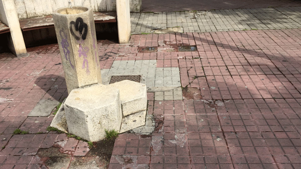Estado del entorno de una de las fuentes del barrio de los Judíos.