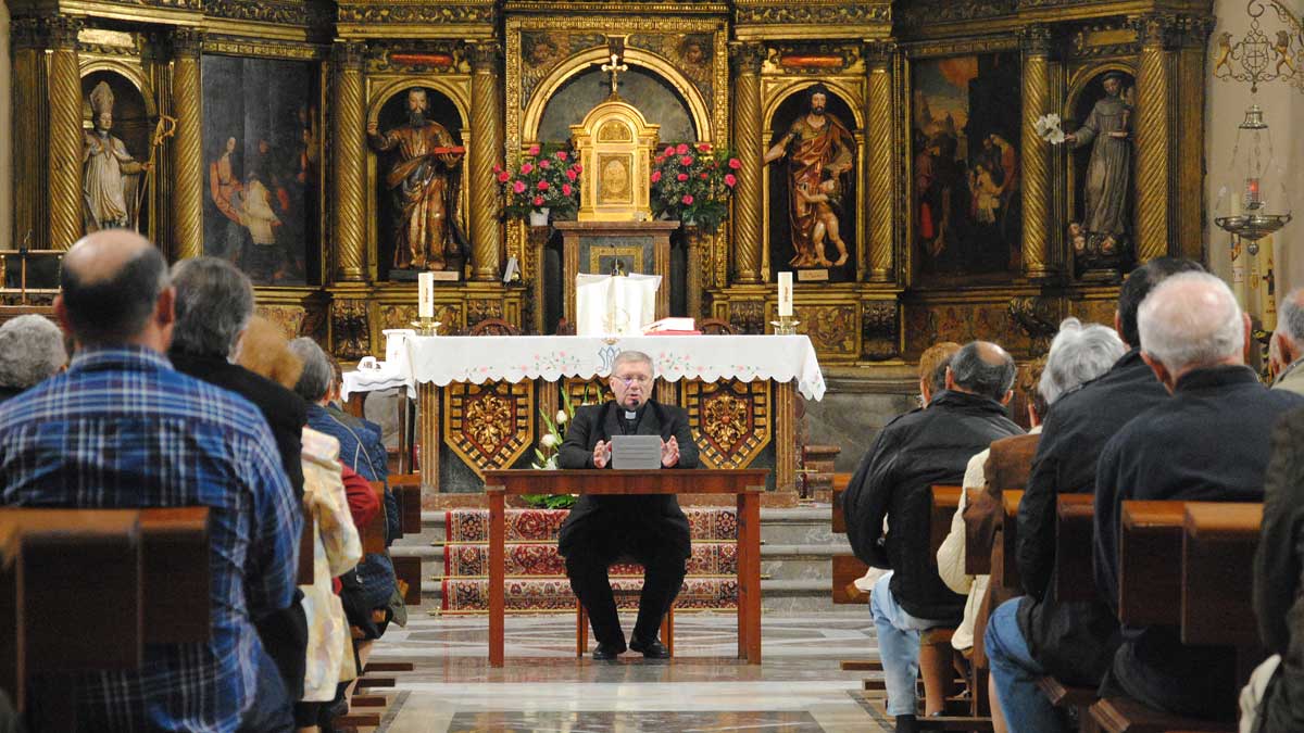 El Obispo de Astorga, monseñor Menéndez, pronunció este viernes la conferencia ‘Llamados a ser santos’. | ABAJO