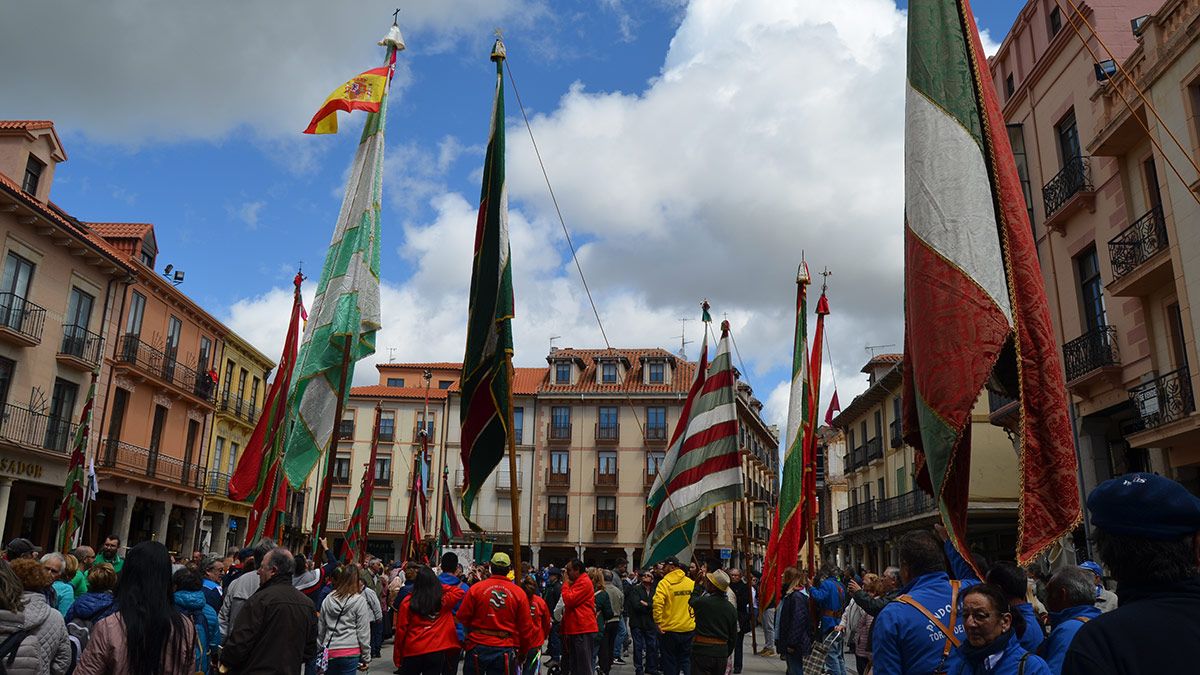La romería comenzó con música y pendones en la Plaza Mayor. | P. F.