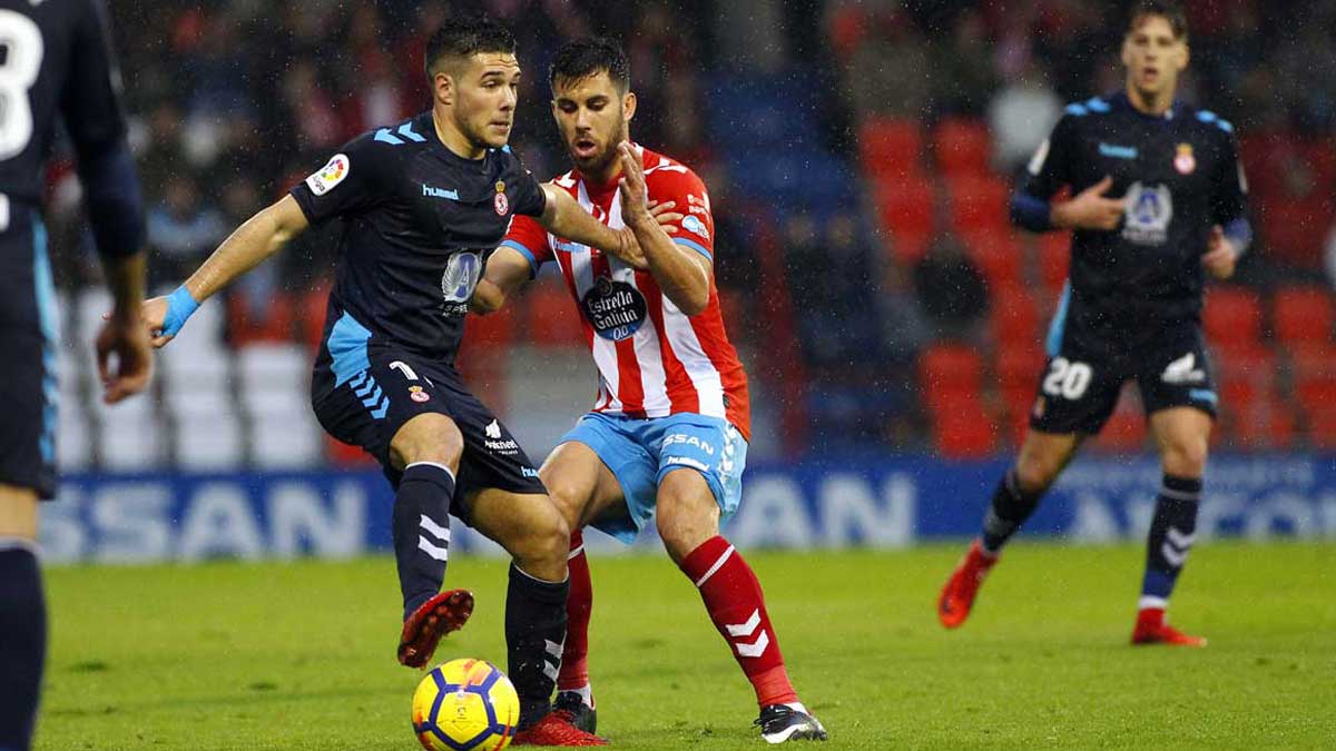 Buendía protege el balón ante la presión de un jugador del Lugo durante el partido de la primera vuelta. | EL PROGRESO
