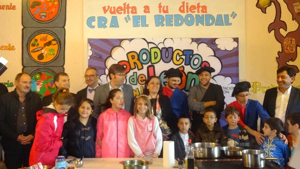 Varios de los niños participantes en el acto celebrado este martes, con Emilio Orejas. | L.N.C.