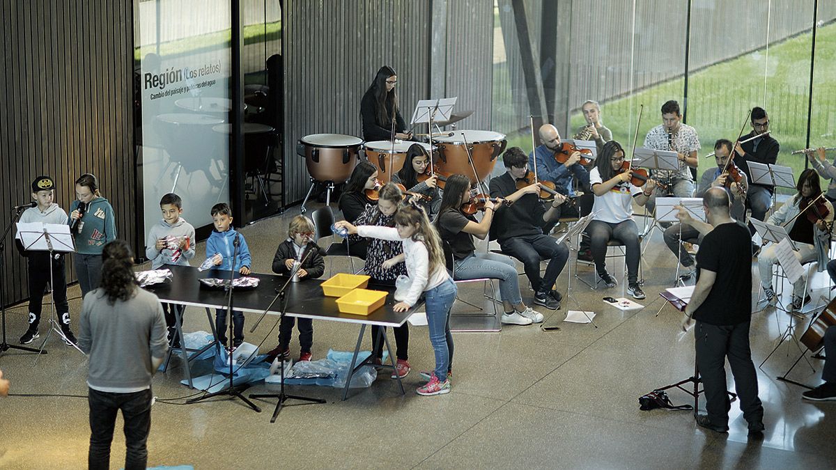 Ensayo general de los alumnos con la orquesta de Juventudes Musicales, Hara Alonso y Luis Martínez este sábado en Cerezales. | REPORTAJE GRÁFICO: FUNDACIÓN CEREZALES