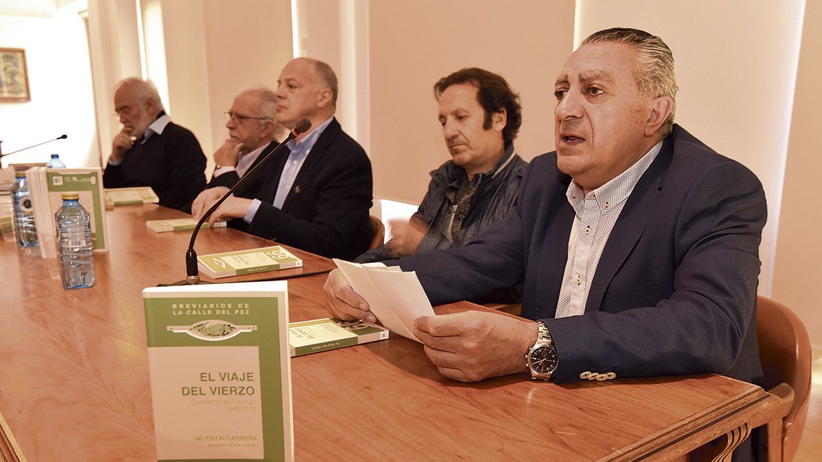 Un momento de la presentación del libro de Valentín Carrera ‘El Viaje del Vierzo’, con Alonso Ares, Anxo Cabada, Aparicio y José María Merino. | SAÚL ARÉN