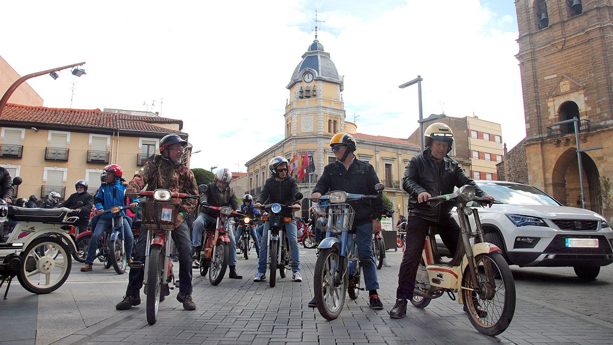 La Plaza Mayor acogió el encuentro de ciclomotores Vespino en el que además de bañezanos y gente de la comarca hubo madrileños y asturianos. | ABAJO