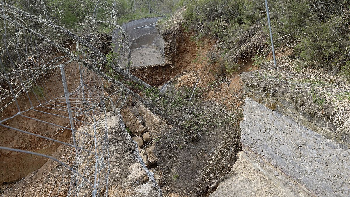 El canal se desmoronó y el torrente arrastró tierra, piedras y vegetación hasta el cauce del río Porma, que discurre a unos 50 metros del lugar. | MAURICIO PEÑA