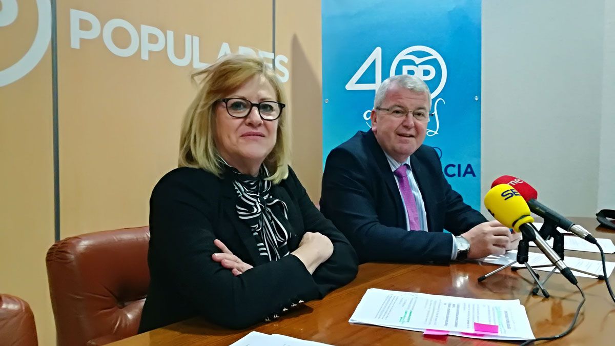 Mar González Pereda y Alfonso Rodríguez Hevia dando a conocer el Plan estatal de la Vivienda en Ponferrada. | M.I.