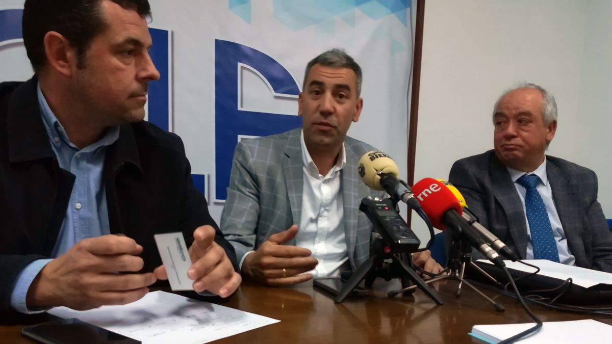 Salvador Martínez, de Emico, junto a representantes de Fele Bierzo.| D.M. Salvador Martínez, de Emico, junto a representantes de Fele Bierzo.| D.M.