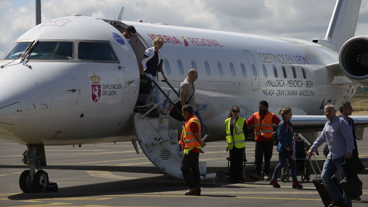 Viajeros del vuelo inaugural de la temporada de verano del pasado año en las instalaciones del aeropuerto de León. | MAURICIO PEÑA