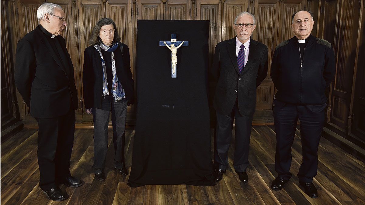 Máximo Gómez Rascón, Carmen Norverto, José María Merino y Antonio Trobajo posan junto al Cristo de marfil, este lunes en la Sala Capitular. | SAÚL ARÉN