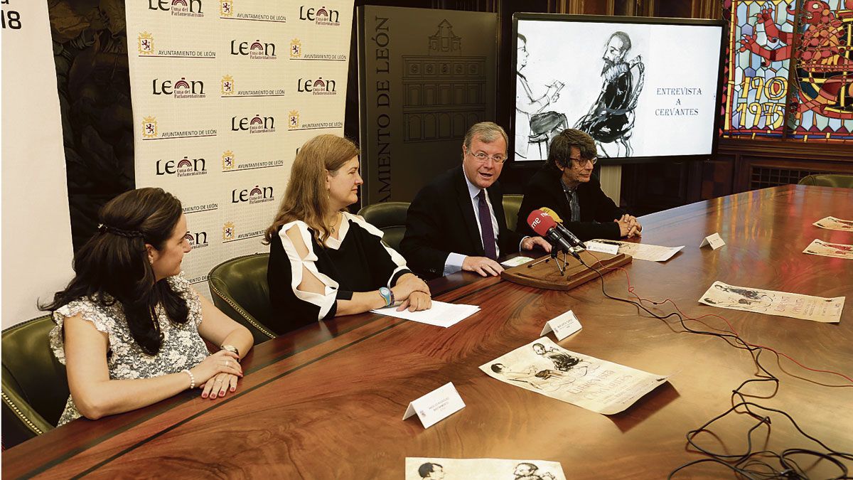 Ángeles Rodríguez, Margarita Torres, Antonio Silván y Eduardo Aguirre durante la presentación. | CÉSAR