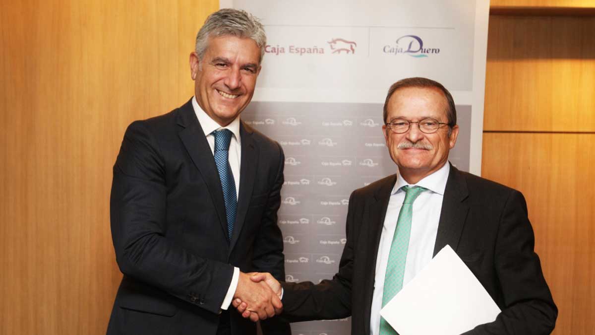 Un momento de la firma del convenio entre Caja España-Duero y Saeca. | L.N.C. Un momento de la firma del convenio entre Caja España-Duero y Saeca. | L.N.C.