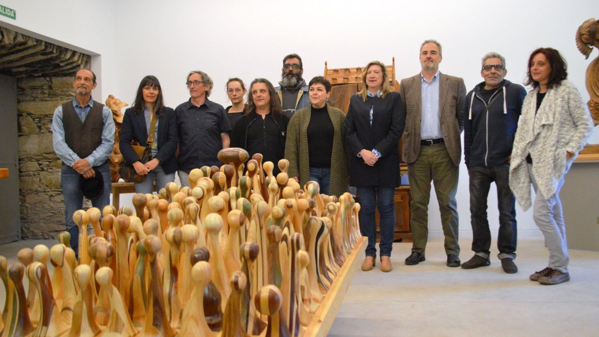 Los artesanos, ante una gran obra de Gil del Pozo, junto a la concejala y representantes de la Fundación.| D.M.