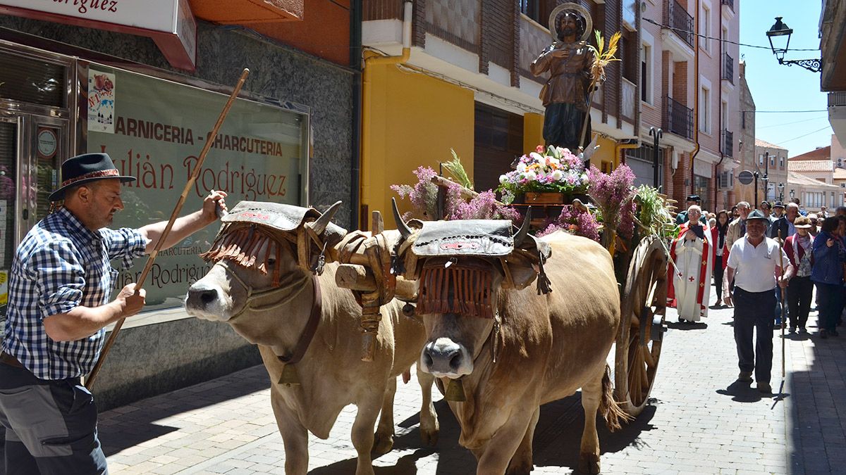 El santo procesionó este martes en carro por las calles de Santa María del Páramo. | TERESA GIGANTO