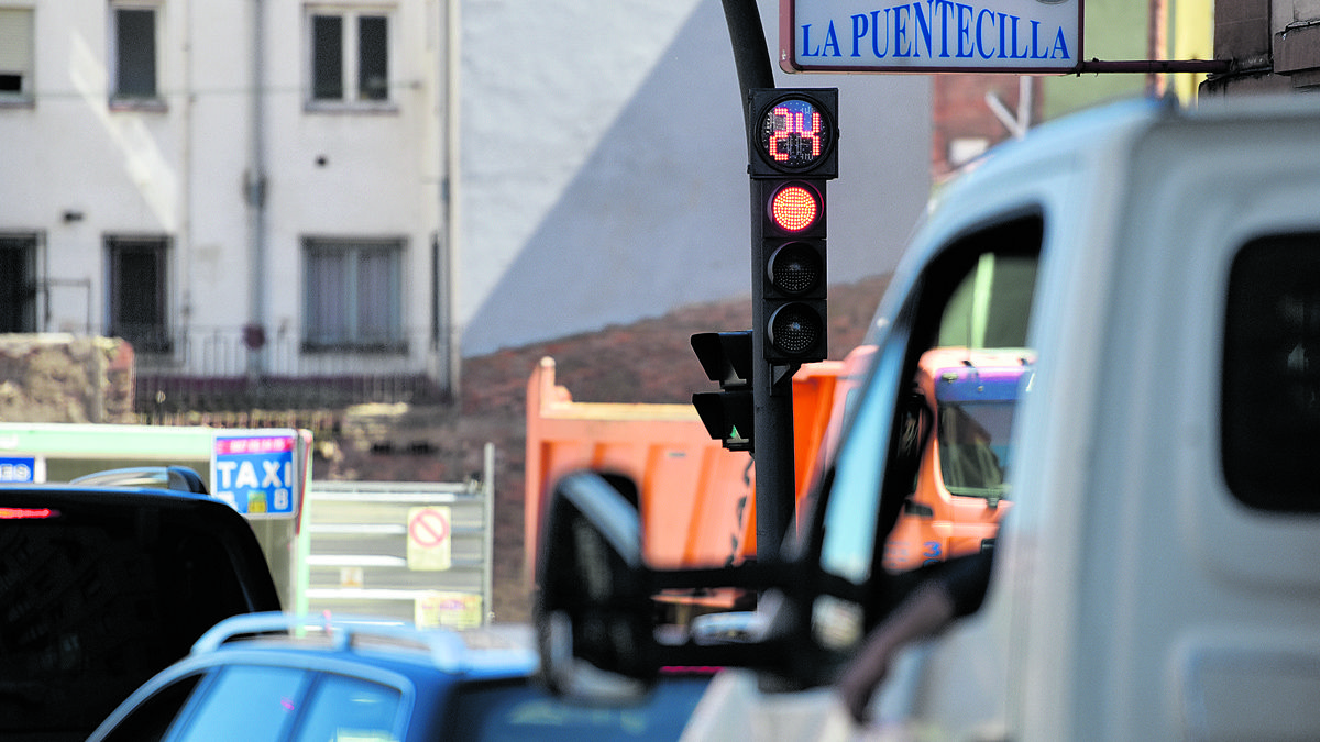 Los foto-rojo cuentan desde el pasado mes de febrero con descontadores para informar del tiempo que falta para el cambio de color del semáforo. | SAÚL ARÉN Los foto-rojo cuentan desde el pasado mes de febrero con descontadores para informar del tiempo que falta para el cambio de color del semáforo. | SAÚL ARÉN