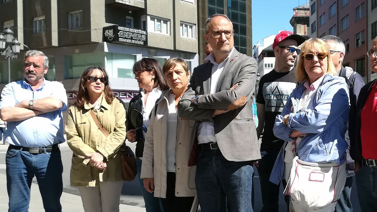 Olegario Ramón, en el centro, este miércoles en la presentación de su candidatura a las primarias del PSOE de Ponferrada. | D.M.