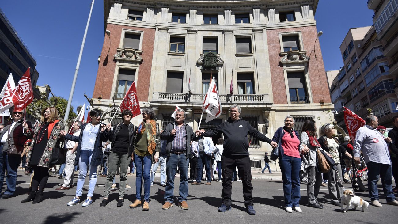 La concentración de esta mañana ha simulado un "abrazo" a la sede del Gobierno en León. | SAÚL ARÉN