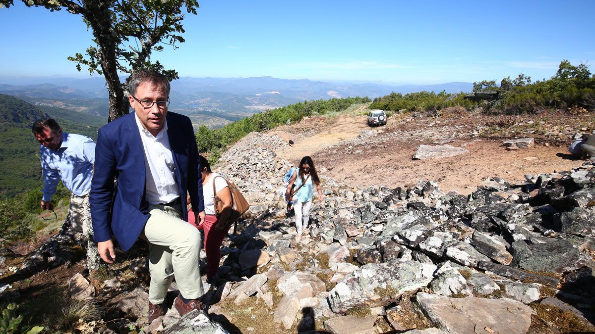 El director general en un campo de trabajo arqueológico en el espacio de Médulas. | ICAL