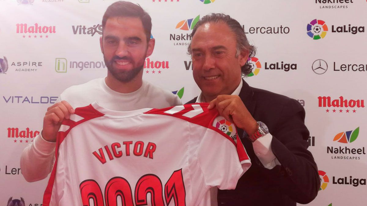 Víctor, junto a Llamazares durante su presentación. | CYDLEONESA