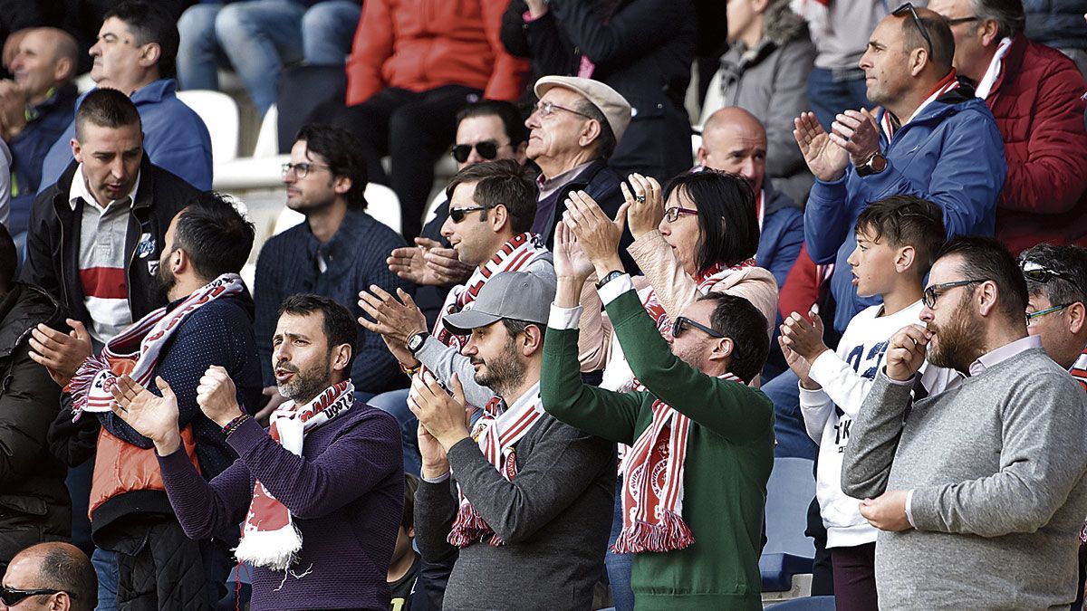 La afición de la Cultural, en las gradas del Reino durante el choque ante el Lugo. | SAÚL ARÉN