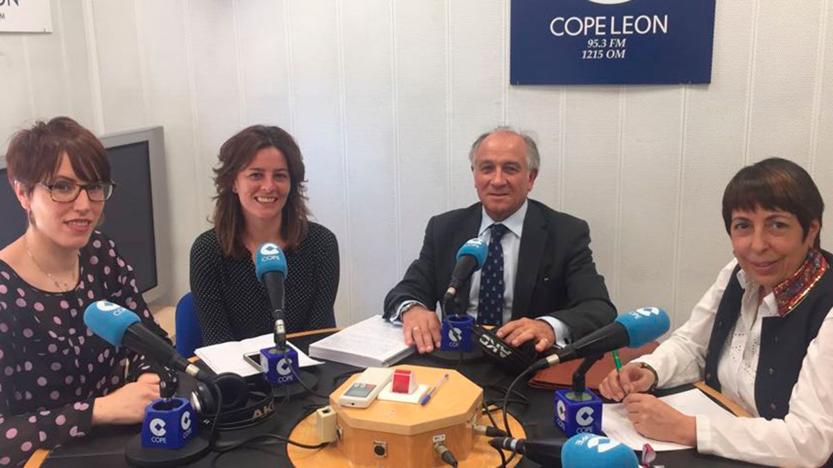 Un momento de la entrevista este miércoles a Antonio Jarrín en el programa ‘Entre nosotras’ de Cope León. | L.N.C.