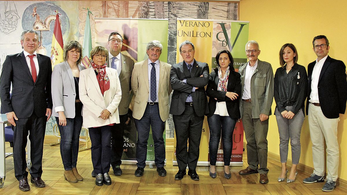 Foto de familia de los participantes en la presentación oficial de la programación diseñada por la ULE para este verano. | L.N.C.