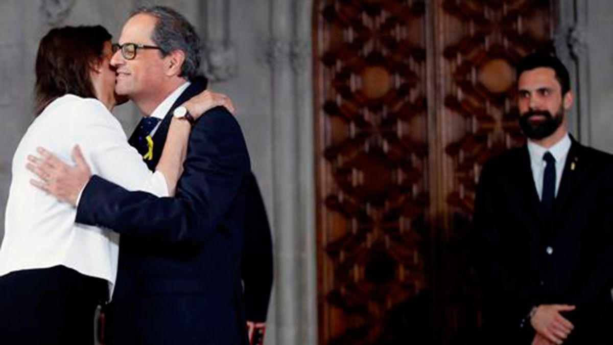 Torra saluda a su esposa ante la atenta mirada del presidente del Parlament, Roger Torrent. | ABC