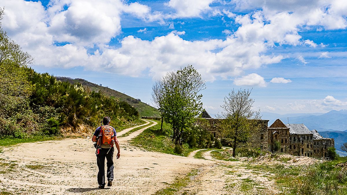 Inicio del camino en zigzag con las ruinas del poblado minero en el lado derecho de la imagen. | VICENTE GARCÍA