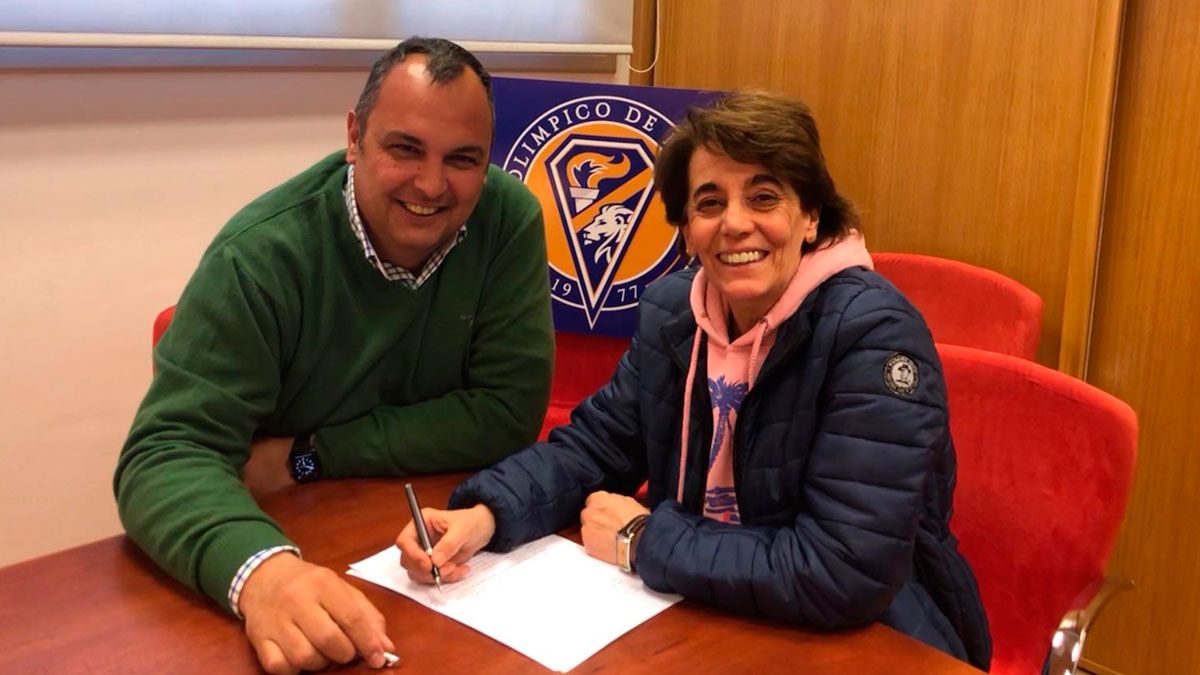Los presidentes del Olímpico de León, José Pedro Luengo, y del León Fútbol Femenino, Aurora López Ordás, firmaron el acuerdo. | L.N.C.