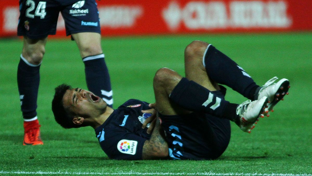 Salvador se duele en el suelo durante el choque ante el Granada. | LOF