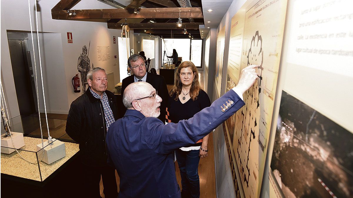 El arqueólogo municipal, Victorino García, explica uno de los paneles de la nueva sala a Marcelino Fernández, Antonio Silván y Margarita Torres. | SAÚL ARÉN