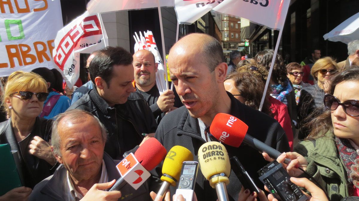 El representante de los trabajadores, Óscar López, y el presidente del Club Santa Marta, José Antonio González, a su izquierda, atienden a los medios. | L. N. C.