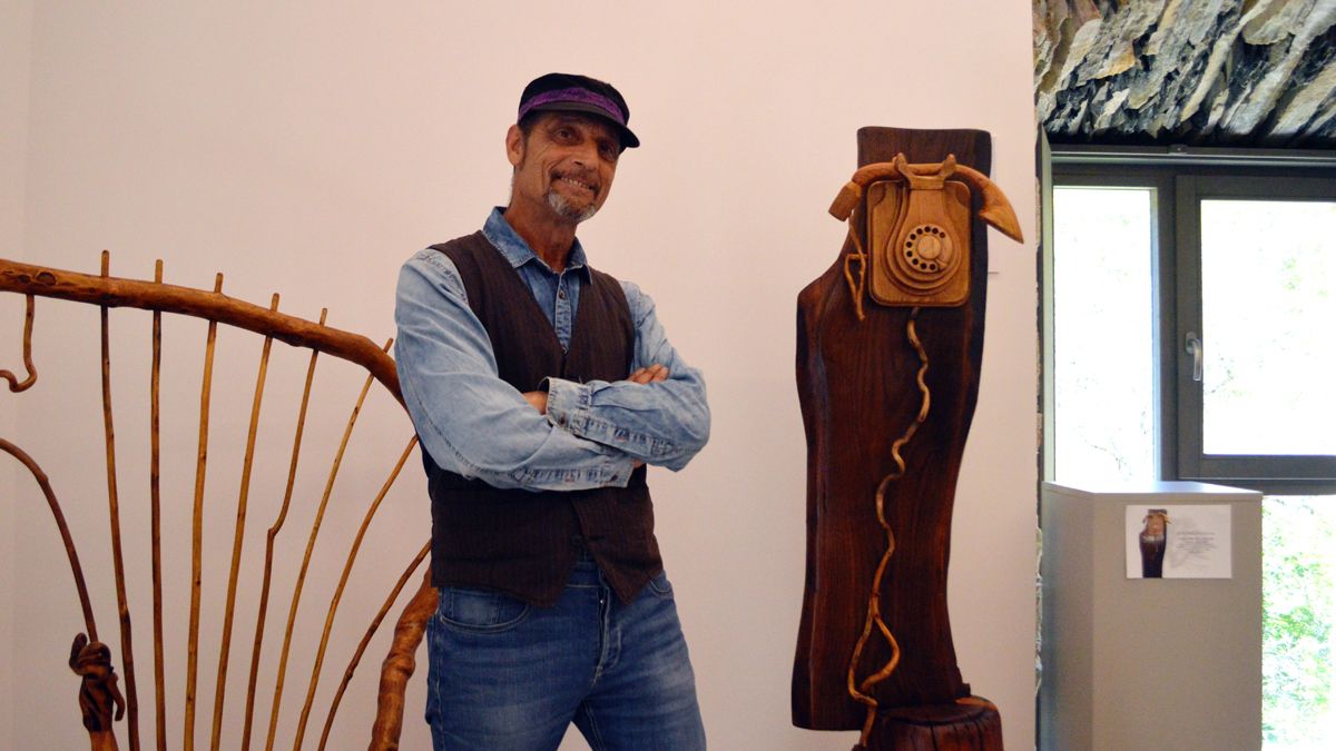 José Luis Álvarez Duque, con sus piezas en la exposición. | D.M.