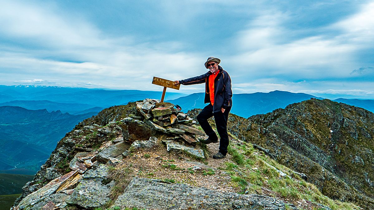 Vicente García en una de las cumbres a las que cada semana acerca a los leoneses a través de su sección ‘La ruta de la semana’. | RAMÓN MARTÍN