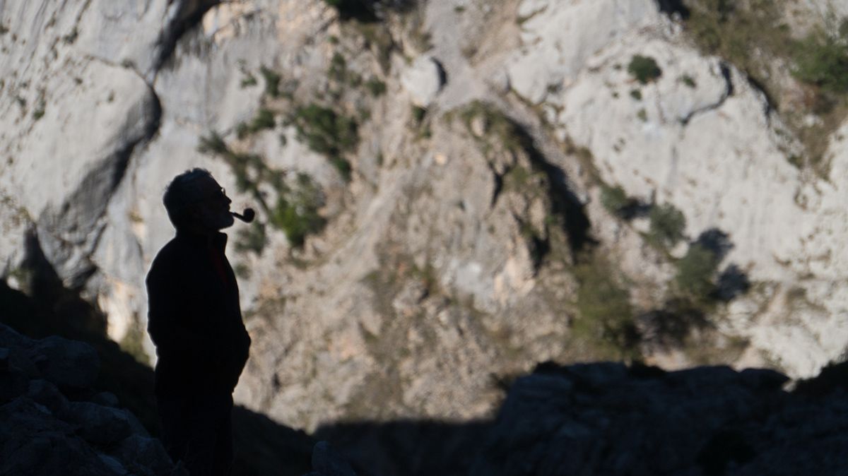 Isidoro Rodríguez en la montaña leonesa, en mitad de una de las rutas que ha hecho con Vicente García, encargado de retratarle en este caso.