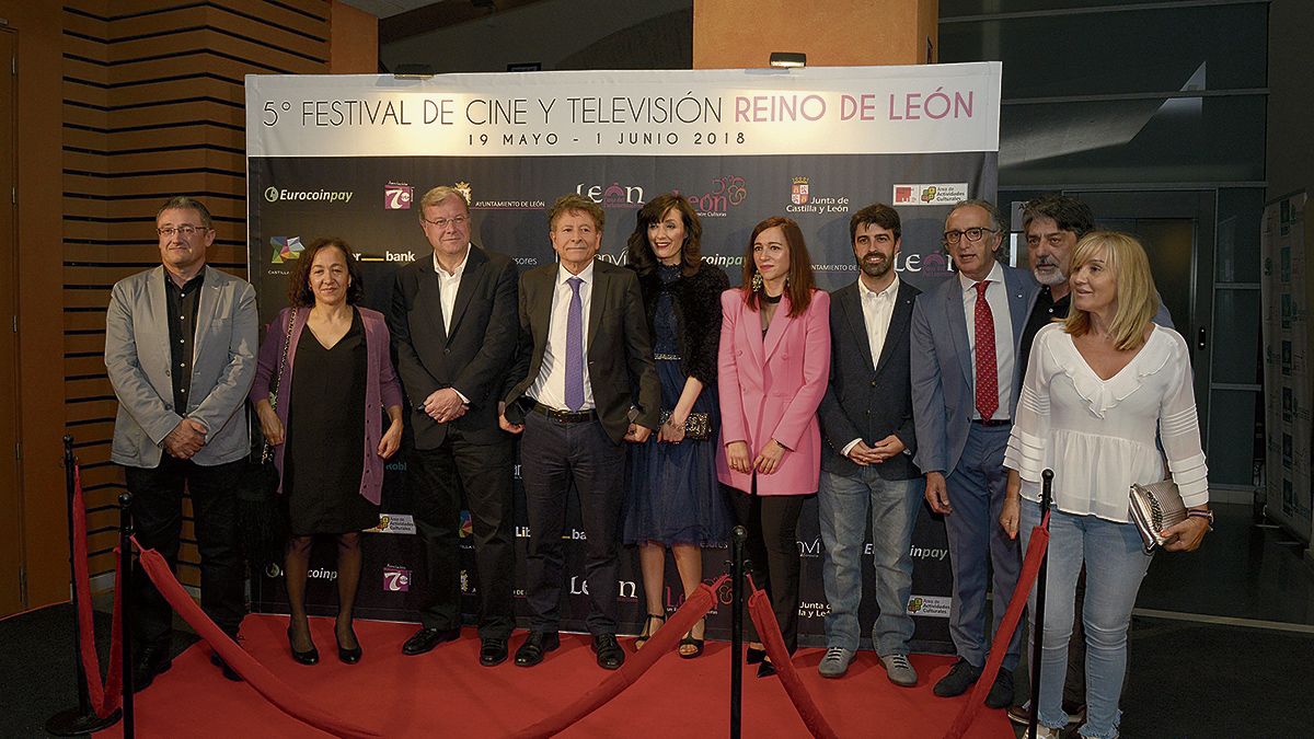 El director del Festival y el alcalde de León con los patrocinadores de este Festival que ayer arrancó en el Teatro San Francisco. | MAURICIO PEÑA