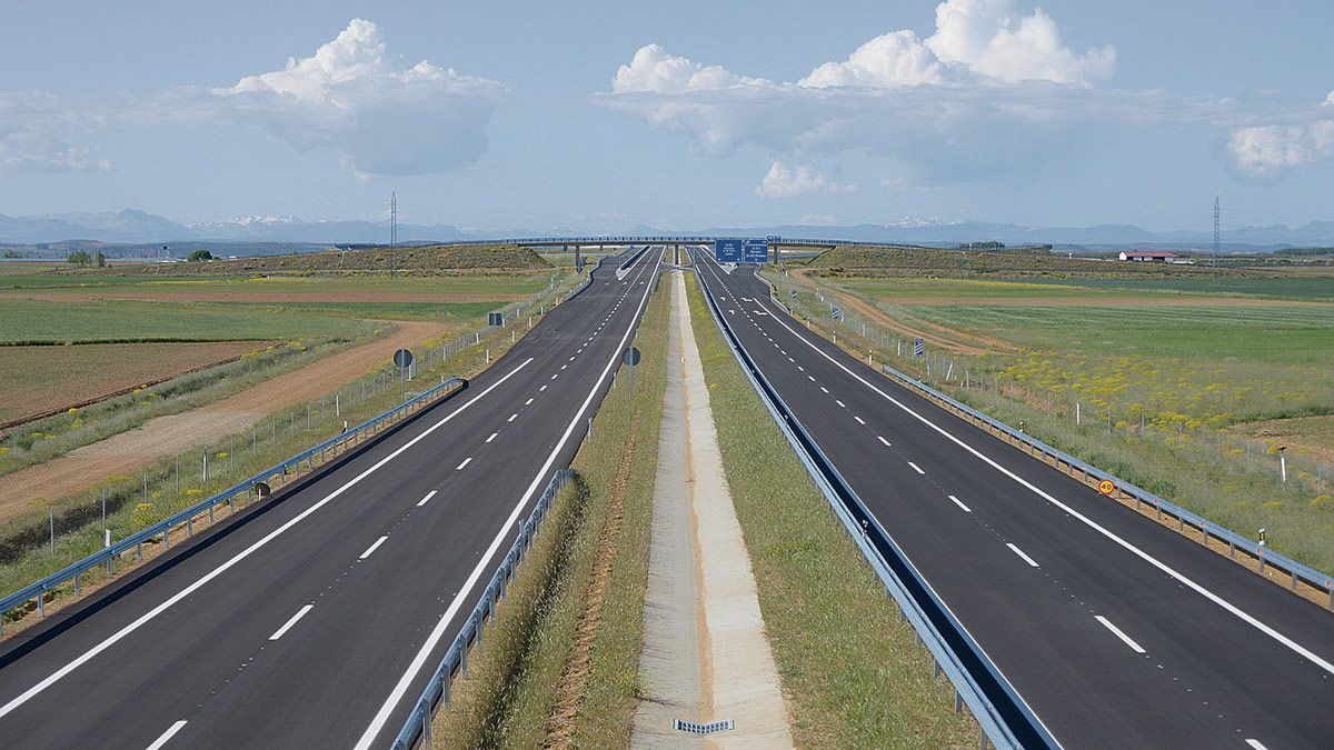 El tramo entre Puente Villarente y Santas Martas ya tiene las líneas pintadas en parte del trazado. | MAURICIO PEÑA