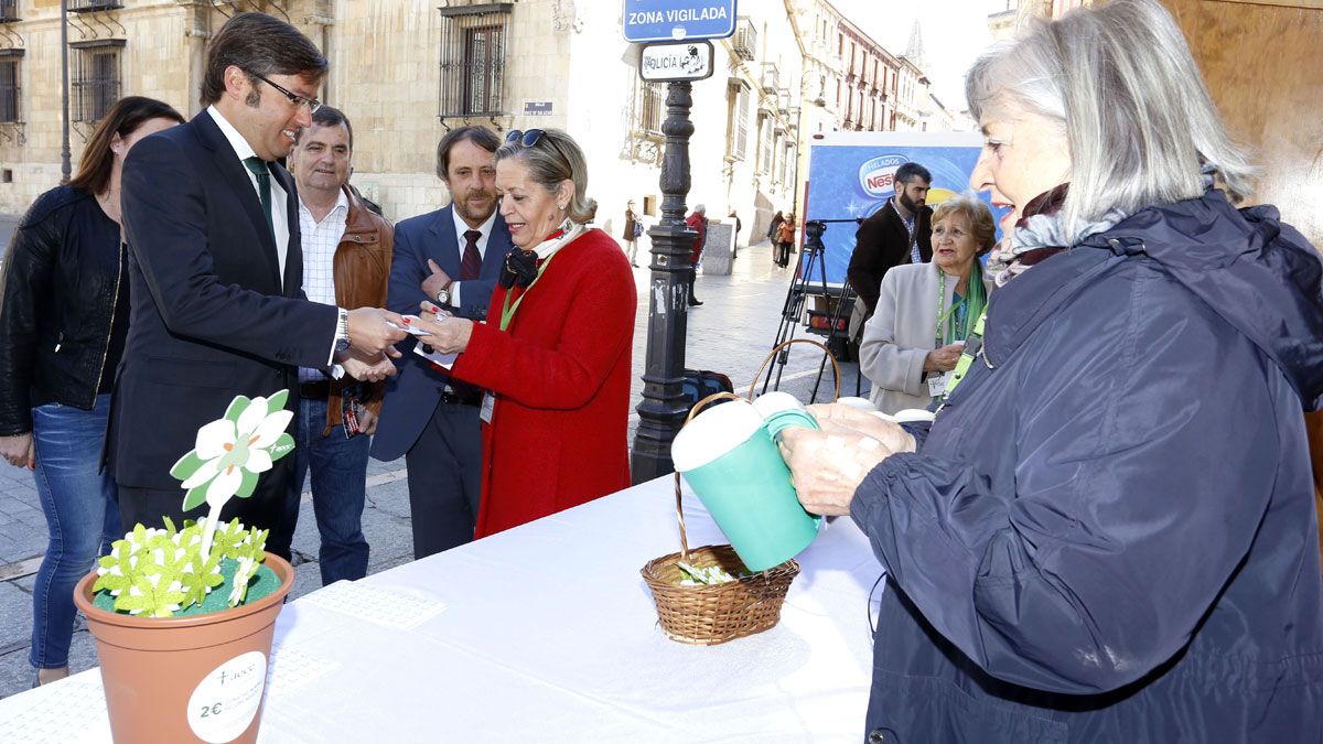 El presidente de la Diputación, Emilio Orejas, hizo entrega del donativo. | CARLOS S. CAMPILLO