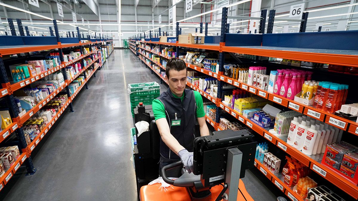 Primer almacén de Mercadona, denominado 'Colmena', exclusivamente para la venta online, en el polígono de Vara de Quart de València. | ICAL