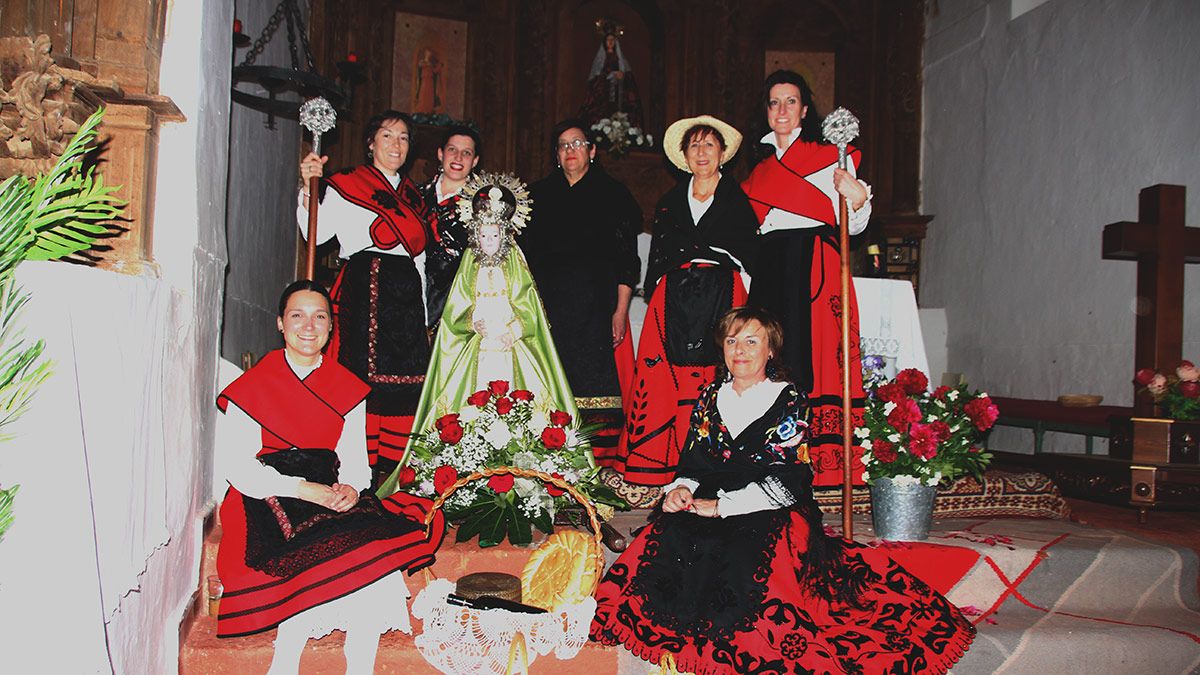 Vecinas de Valderas con la indumentaria tradicional de la localidad en la ermita del Oteruelo con La Pastorcica. | T.G.