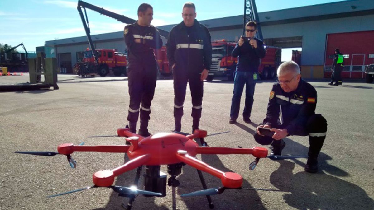 Personal de la UME con uno de los drones de emergencias. | L.N.C.