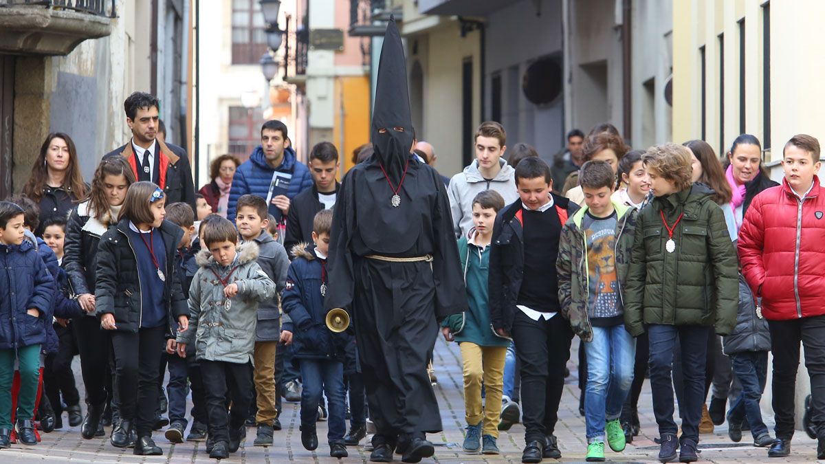 El Lambrión Chupacandiles es una figura única en el Semana Santa ponferradina. | ICAL