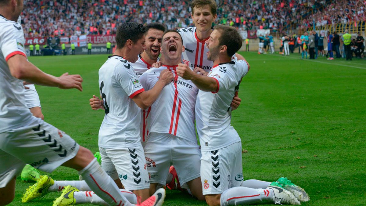 Gallar celebra el gol que certificó el ascenso de la Cultural. | MAURICIO PEÑA