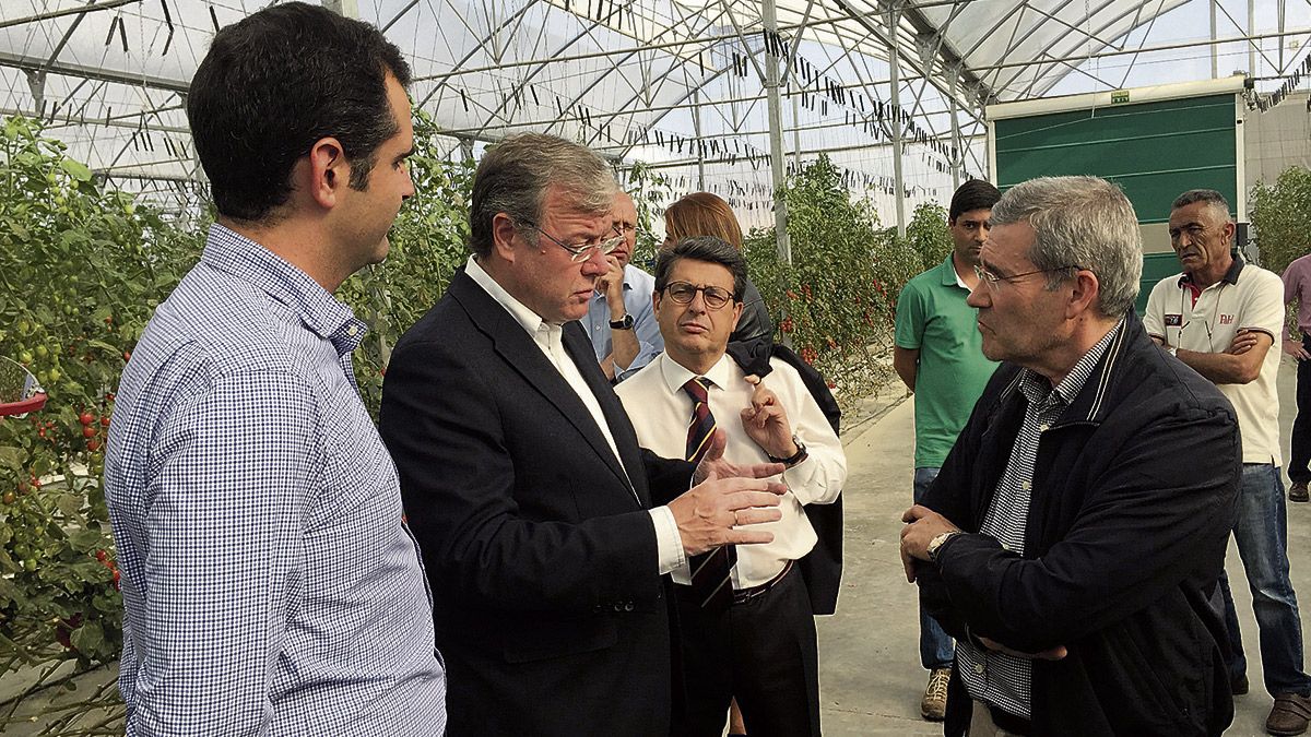 La delegación leonesa visitó ayer la empresa Grupo Caparros. | L.N.C.