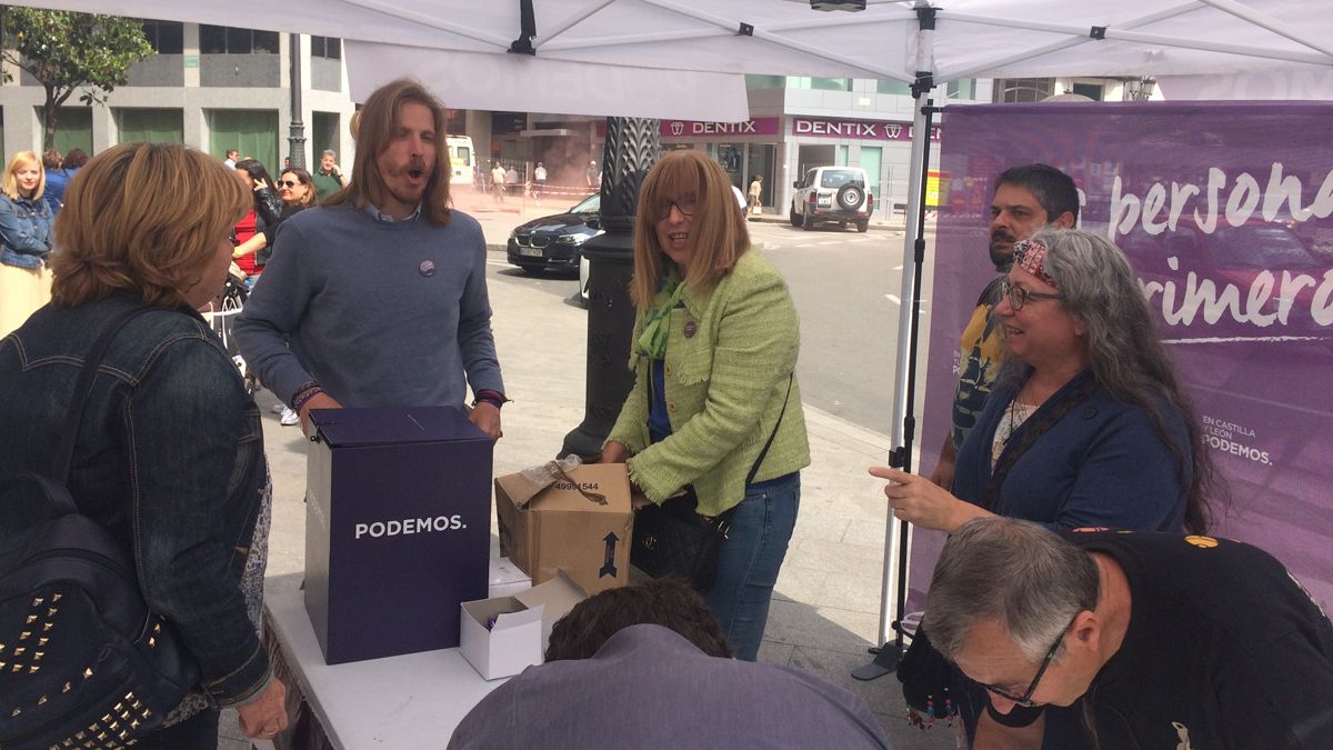 El secretario de Podemos en Castilla y León, Pablo Fernández, ayer en Ponferrada. | A.C.