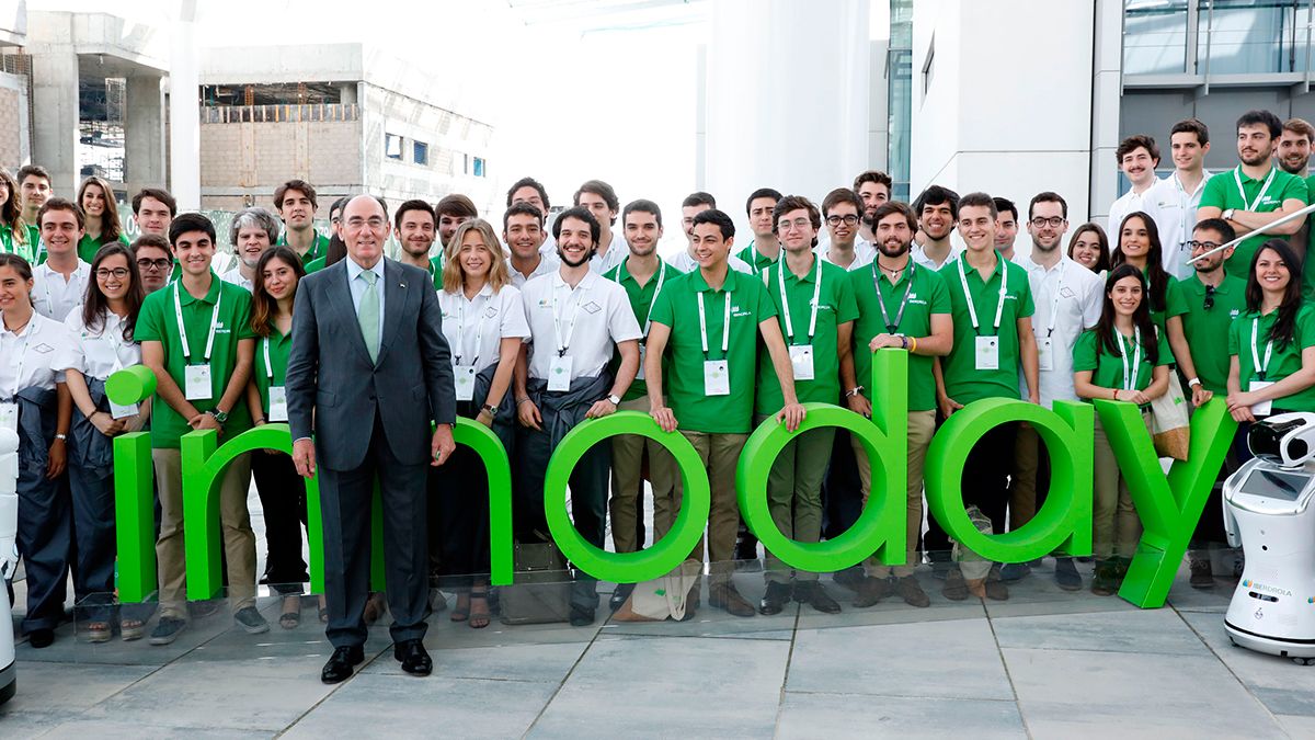 Ignacio Galán, con jóvenes participantes de Innoday. | L.N.C.