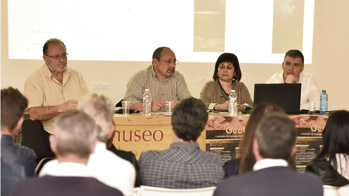 Un momento de la presentación este miércoles en el Museo de León de las II Jornadas Geolaciana. | SAÚL ARÉN