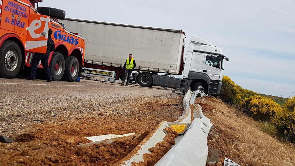 Una grúa trabaja ya para retirar de la calzada el vehículo de gran tonelaje. | T.G.