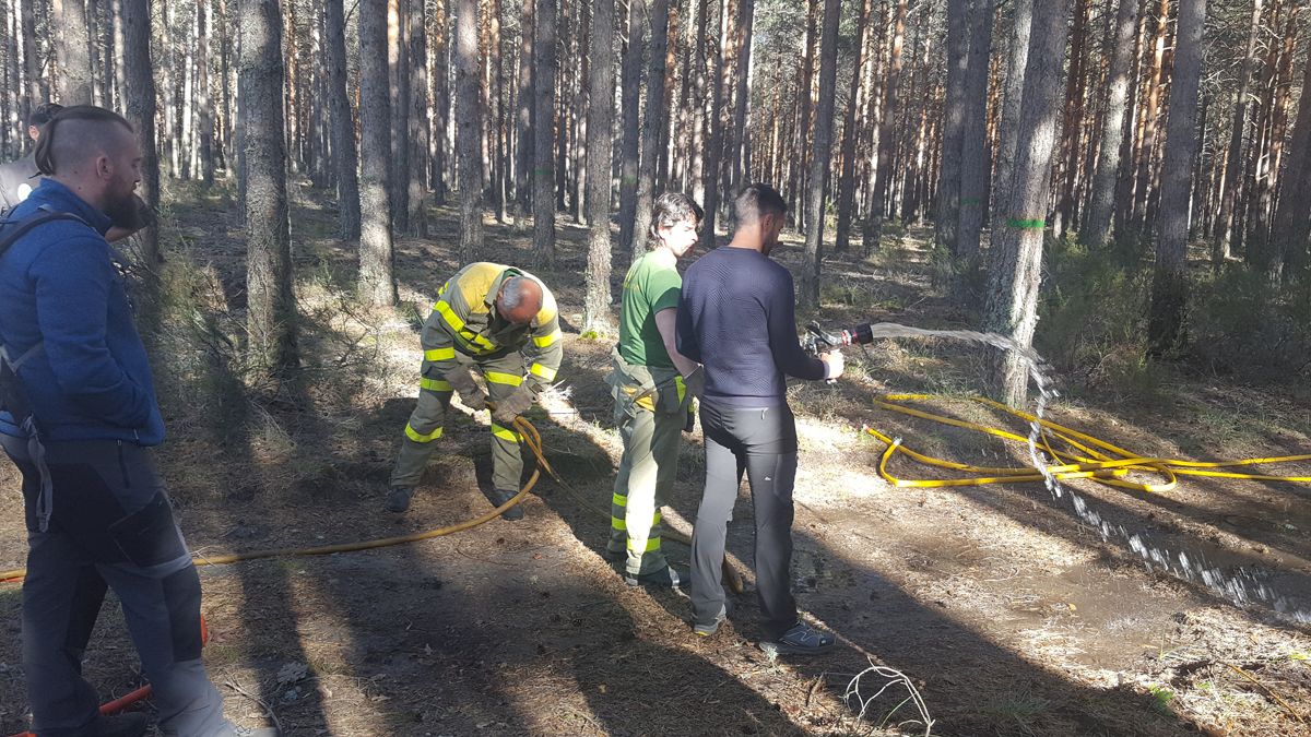 Formación práctica de los alumnos del centro de FP de Almázcara con agentes medioambientales de la Junta. | L.N.C.